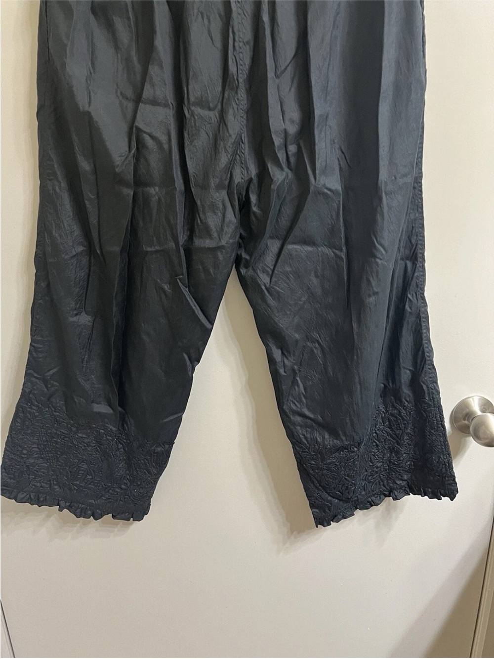 Black Women's Cropped Wide-Leg Pants with Lace Trim Nwot Sz S - Picture 10 of 12